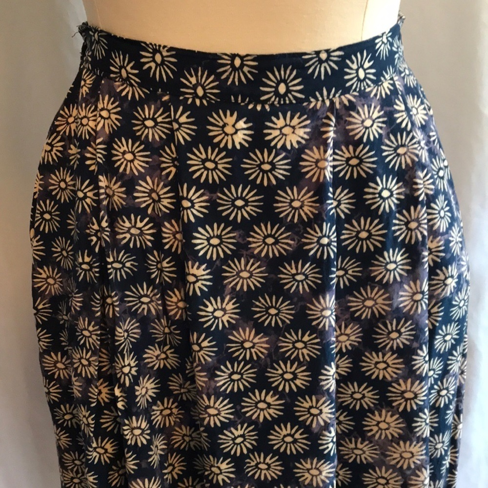 🧨SALE 3/$25‼️
🤟🏽Endeavor Trading Long Hobo Style Skirt 🙏🏻 - Picture 2 of 8